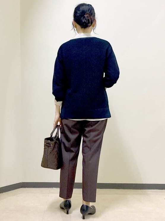 ブラック系のニット/セーター、ベージュ系のシャツ/ブラウス、ブラウン系のその他パンツを着用したレディースの冬コーディネートの3枚目の写真