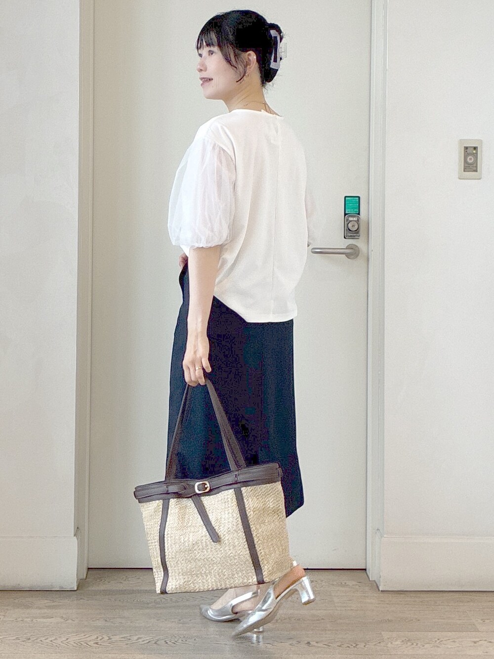 ホワイト系のTシャツ/カットソー、ブルー系のスカート、オレンジ系のカーディガン/ボレロを着用したレディースの夏コーディネートの4枚目の写真