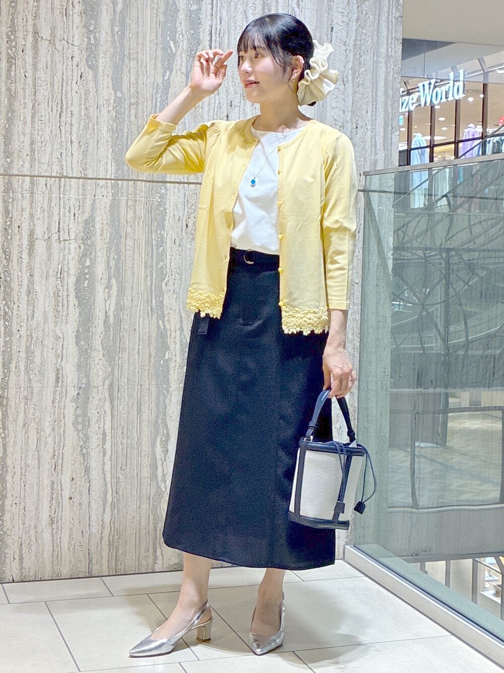 ホワイト系のTシャツ/カットソー、イエロー系のカーディガン/ボレロ、ブルー系のスカートを着用したレディースの夏コーディネートの9枚目の写真