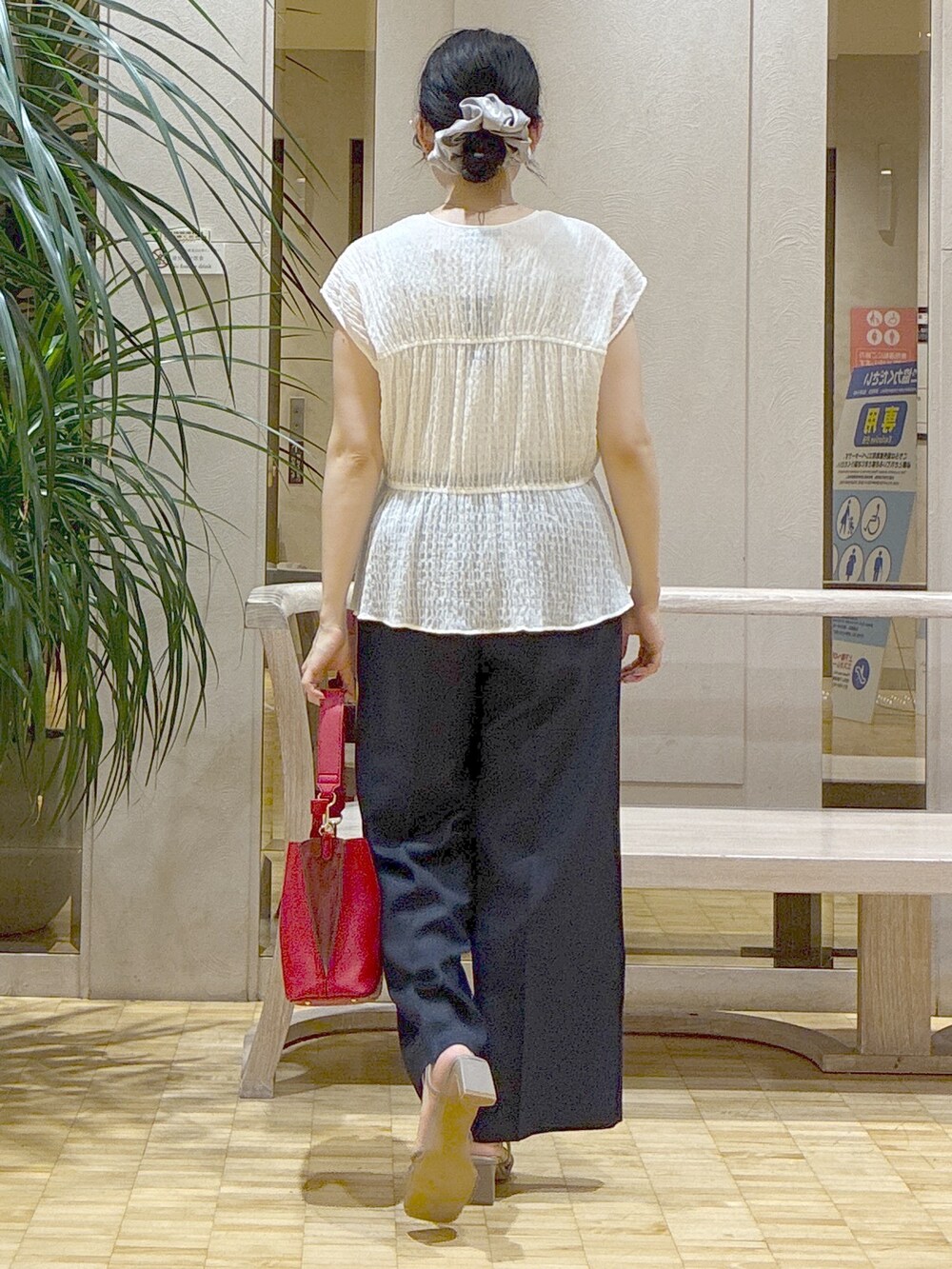 ホワイト系のシャツ/ブラウス、ブルー系のその他パンツ、ベージュ系のタンクトップを着用したレディースの夏コーディネートの3枚目の写真