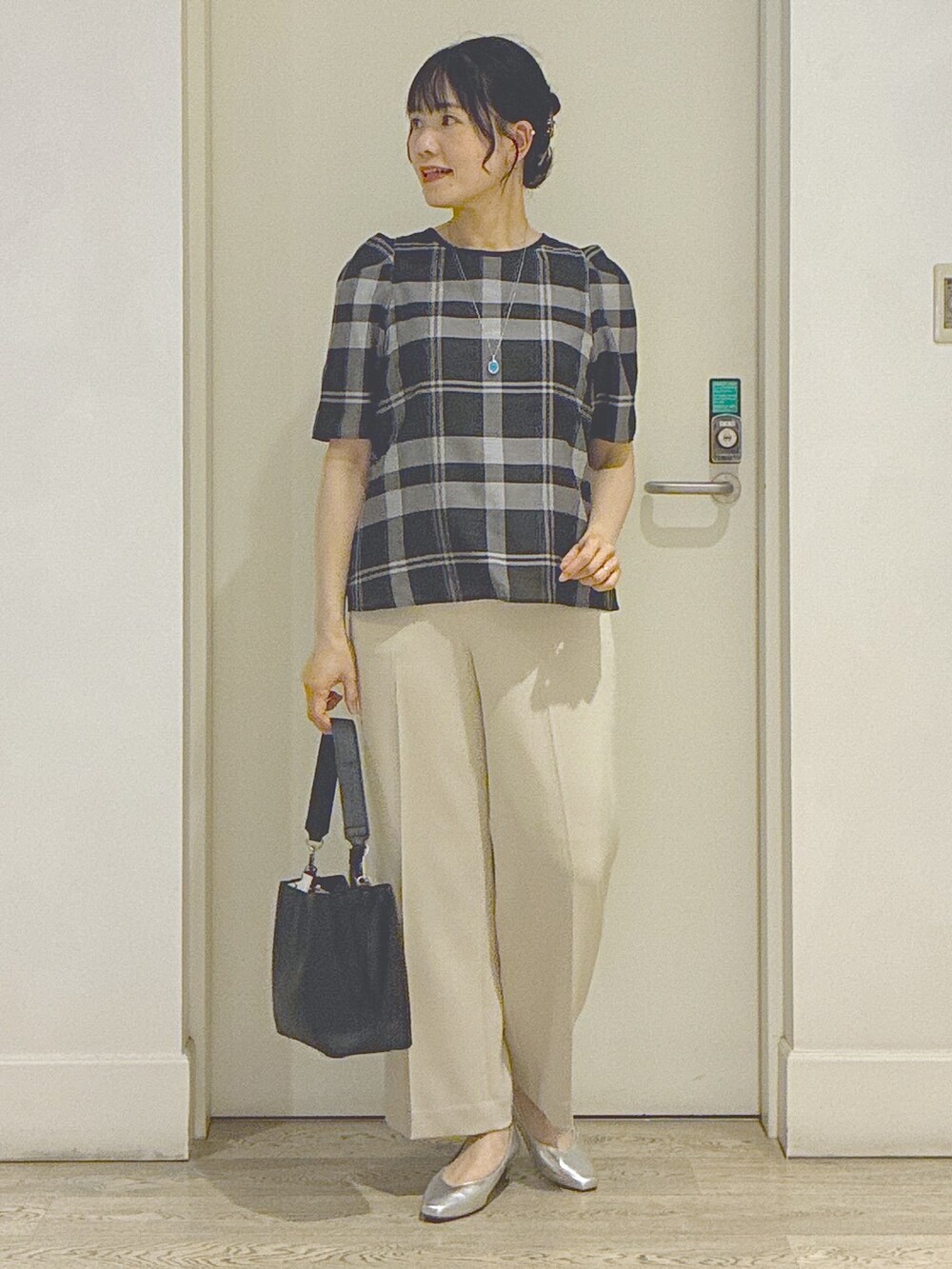 ベージュ系のその他パンツ、ブラック系のトートバッグ、ブルー系のネックレスを着用したレディースの夏コーディネートの8枚目の写真
