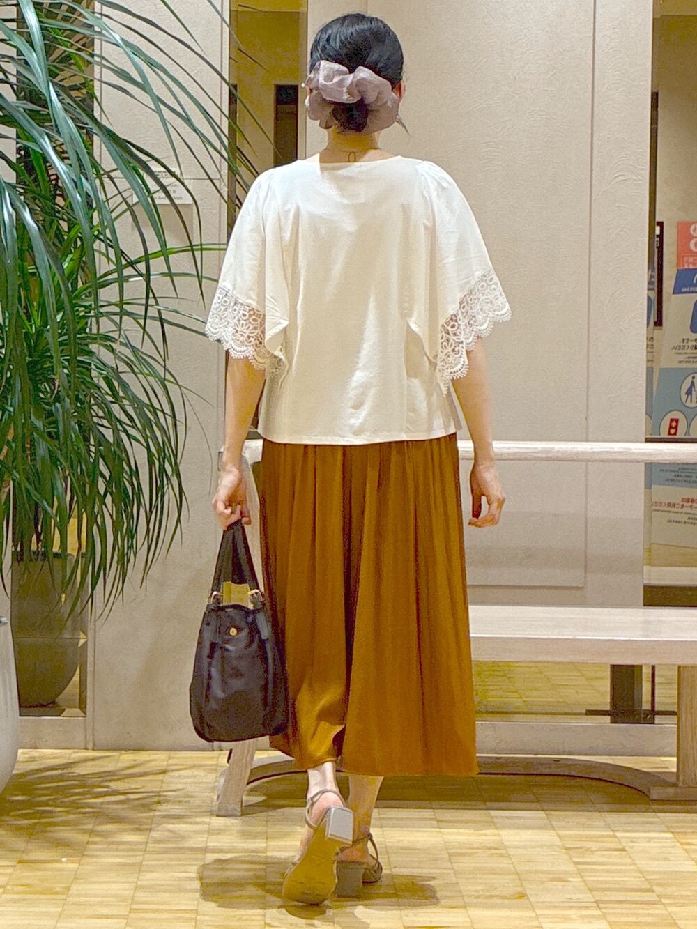 ホワイト系のTシャツ/カットソー、レッド系のその他パンツ、ベージュ系のブルゾンを着用したレディースの夏コーディネートの3枚目の写真