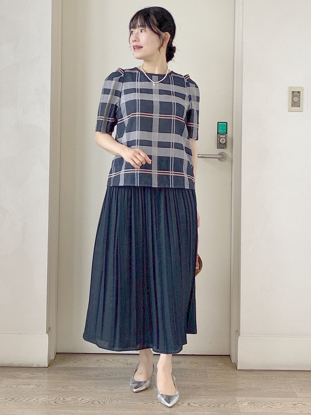 ブルー系のシャツ/ブラウス、ブルー系のスカート、イエロー系のショルダーバッグを着用したレディースの夏コーディネートの6枚目の写真