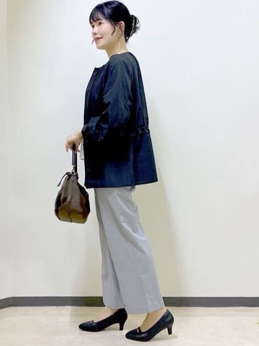 ブラック系のブルゾン、ベージュ系のシャツ/ブラウス、グレー系のその他パンツを着用したレディースの秋コーディネートの2枚目の写真