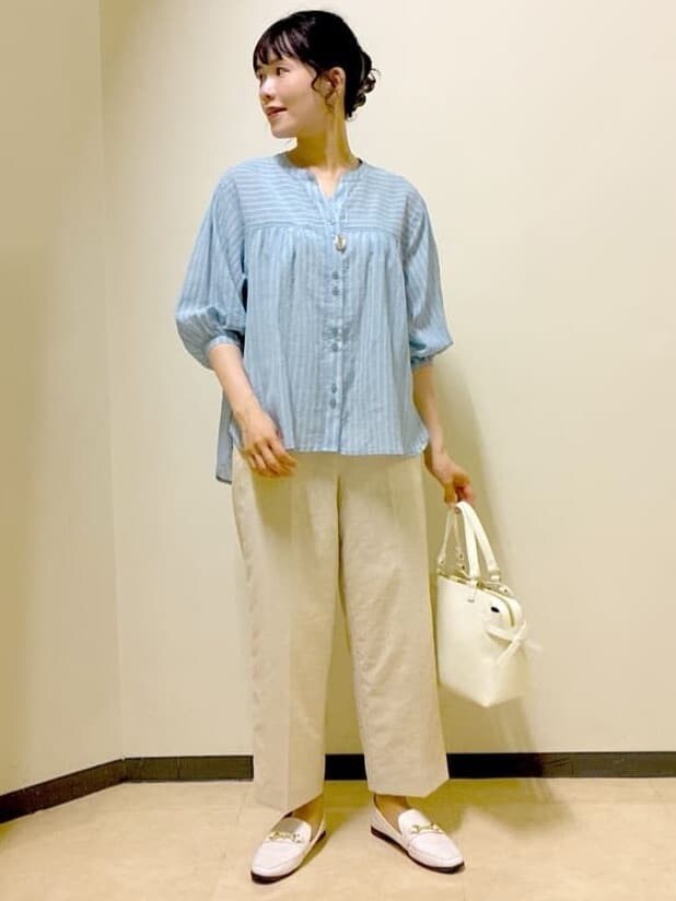 ブルー系のシャツ/ブラウス、ベージュ系のその他パンツ、ホワイト系のTシャツ/カットソーを着用したレディースの夏コーディネートの6枚目の写真