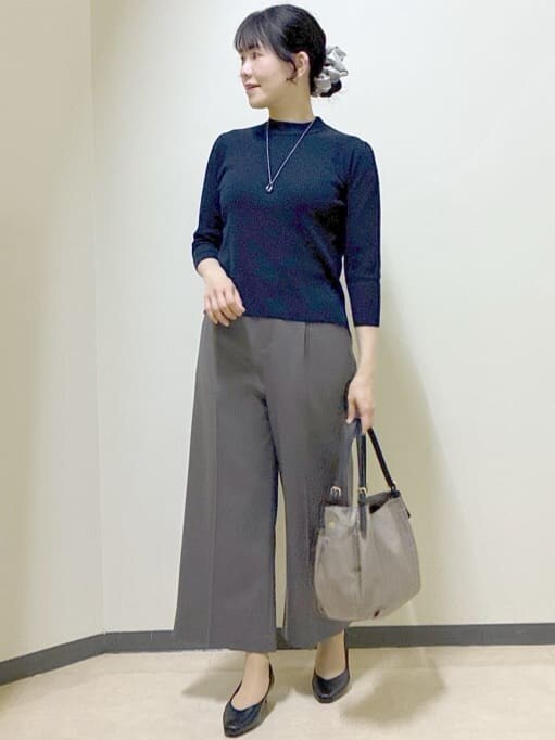 ブルー系のニット/セーター、ブルー系のカーディガン/ボレロ、ブラウン系のその他パンツを着用したレディースの冬コーディネートの5枚目の写真