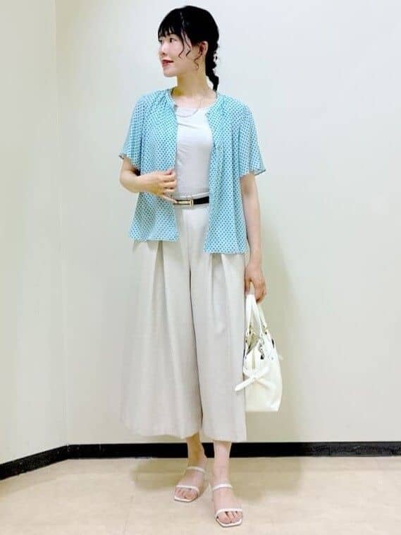 ブルー系のシャツ/ブラウス、グレー系のタンクトップ、ベージュ系のその他パンツを着用したレディースの夏コーディネートの7枚目の写真
