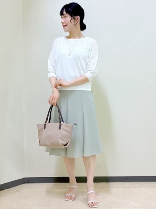 ブルー系のシャツ/ブラウス、グレー系のタンクトップ、ブラウン系のスカートを着用したレディースの夏コーディネートの10枚目の写真
