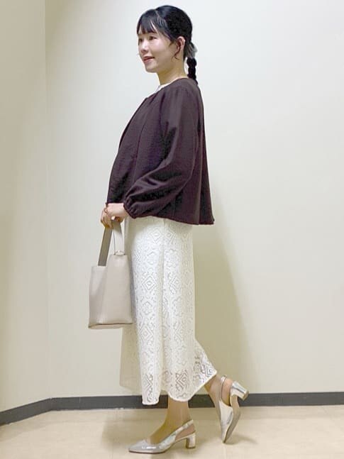 ブラウン系のブルゾン、ホワイト系のスカート、ホワイト系のTシャツ/カットソーを着用したレディースの春コーディネートの2枚目の写真