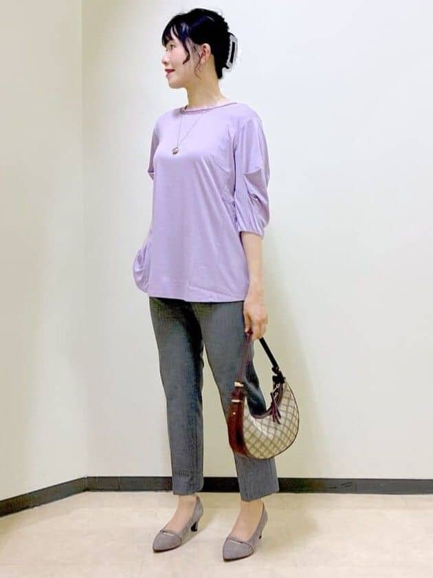 パープル系のTシャツ/カットソー、ブラック系のその他パンツ、イエロー系のショルダーバッグを着用したレディースの秋コーディネートの5枚目の写真
