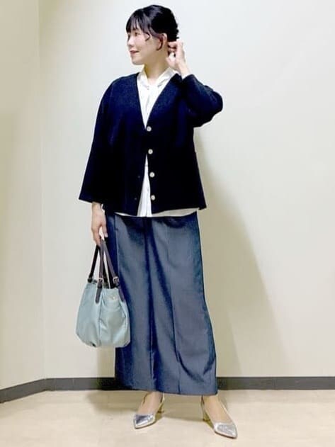 パープル系のTシャツ/カットソー、ホワイト系のシャツ/ブラウス、ブルー系のその他パンツを着用したレディースの冬コーディネートの8枚目の写真