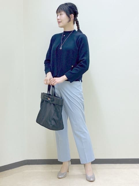 ブルー系のカーディガン/ボレロ、ブルー系のニット/セーター、ブルー系のシャツ/ブラウスを着用したレディースの春コーディネートの8枚目の写真