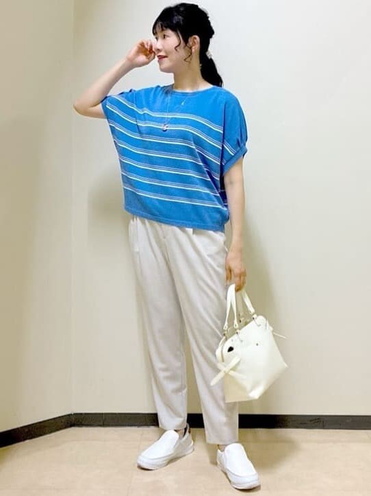 ブルー系のニット/セーター、ベージュ系のその他パンツ、ホワイト系のトートバッグを着用したレディースの夏コーディネートの6枚目の写真