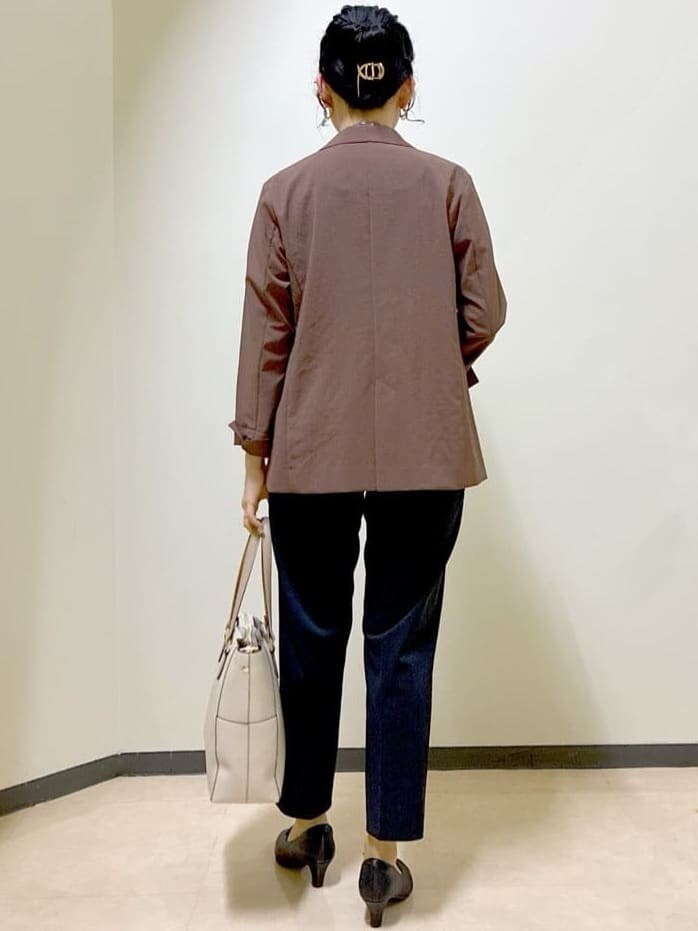 ブラウン系のテーラードジャケット、ブラウン系のシャツ/ブラウス、ブラック系のその他パンツを着用したレディースの春コーディネートの3枚目の写真