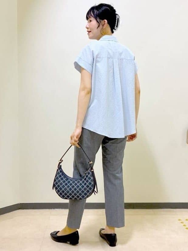 ブルー系のシャツ/ブラウス、ブラック系のその他パンツ、ブルー系のショルダーバッグを着用したレディースの秋コーディネートの4枚目の写真