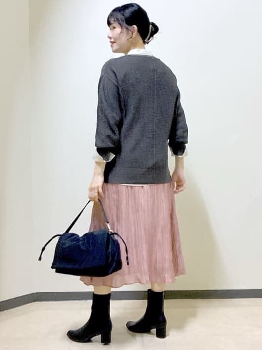 グレー系のニット/セーター、ベージュ系のシャツ/ブラウス、グリーン系のその他パンツを着用したレディースの秋コーディネートの9枚目の写真
