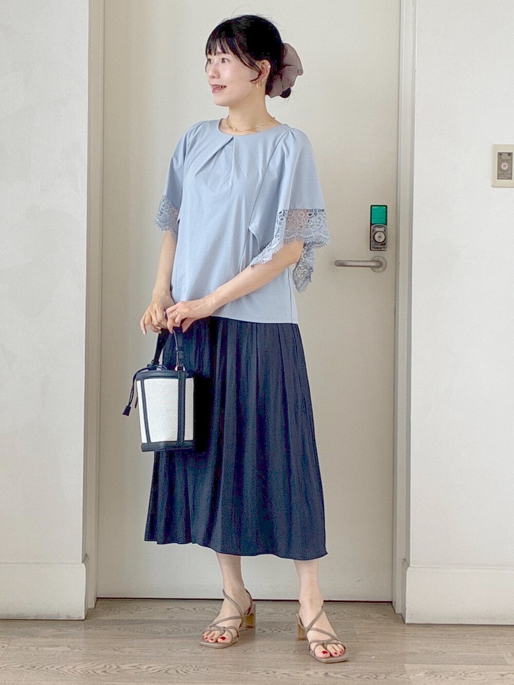 ブルー系のTシャツ/カットソー、ブルー系のブルゾン、ブルー系のその他パンツを着用したレディースの夏コーディネートの8枚目の写真