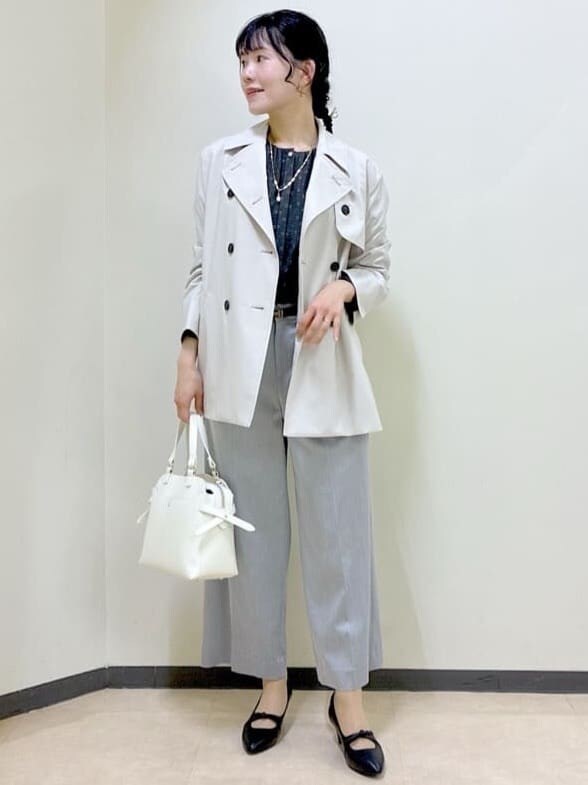 ベージュ系のトレンチコート、グレー系のシャツ/ブラウス、グレー系のその他パンツを着用したレディースの春コーディネートの5枚目の写真