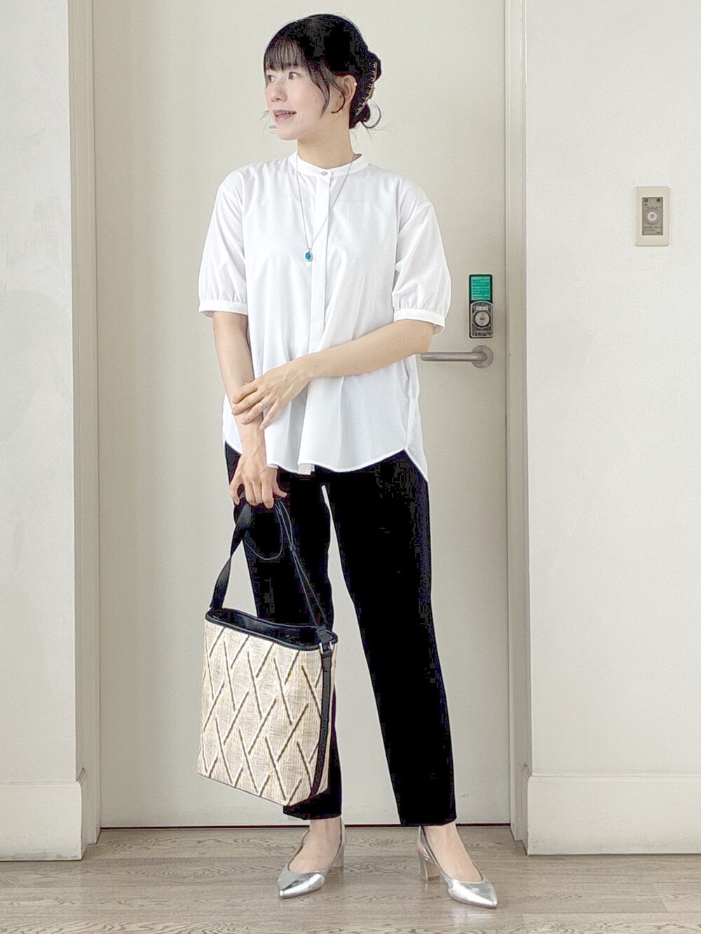 ブラック系のその他パンツ、ブラウン系のカーディガン/ボレロ、ベージュ系のショルダーバッグを着用したレディースの夏コーディネートの6枚目の写真