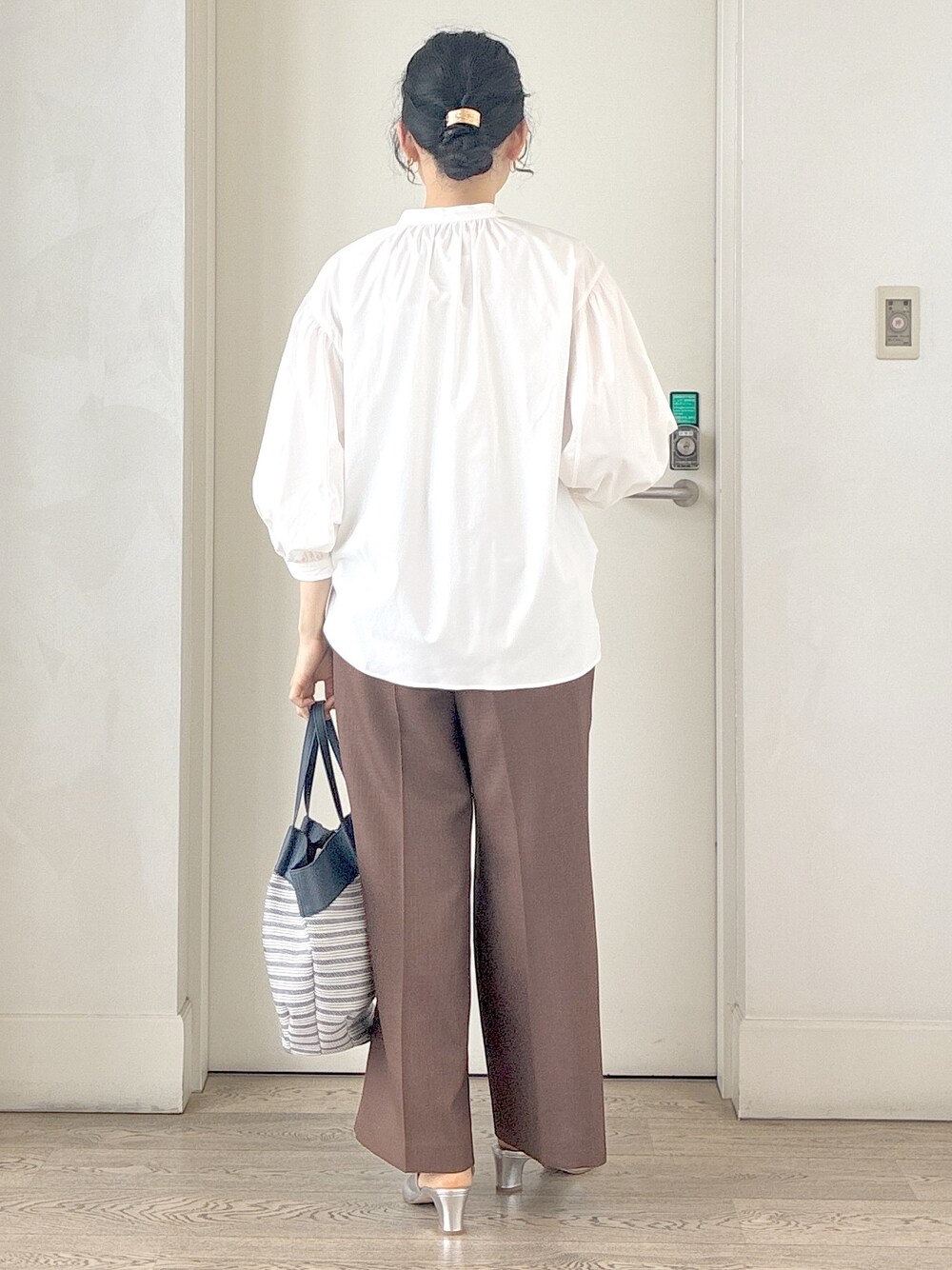 ホワイト系のシャツ/ブラウス、ベージュ系のタンクトップ、ブラウン系のその他パンツを着用したレディースの夏コーディネートの3枚目の写真