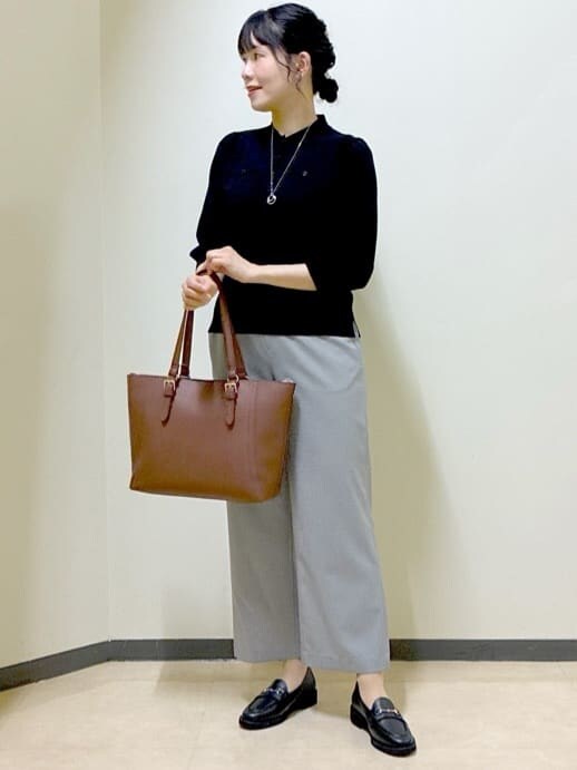 ブラック系のニット/セーター、グレー系のその他パンツ、レッド系のスカートを着用したレディースの秋コーディネートの7枚目の写真