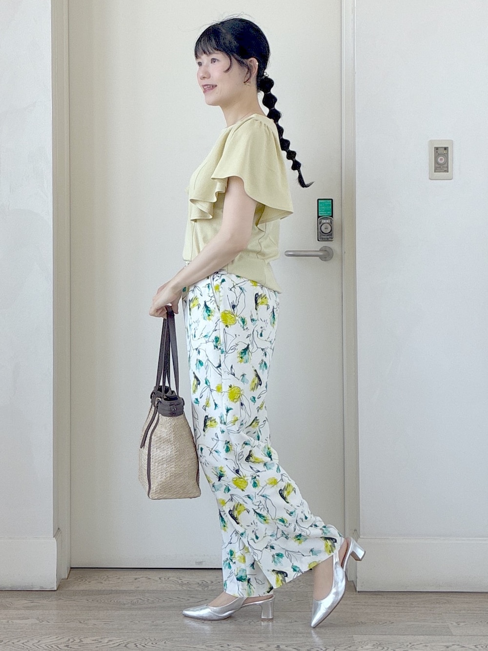 イエロー系のTシャツ/カットソー、ベージュ系のその他パンツ、イエロー系のトートバッグを着用したレディースの夏コーディネートの2枚目の写真