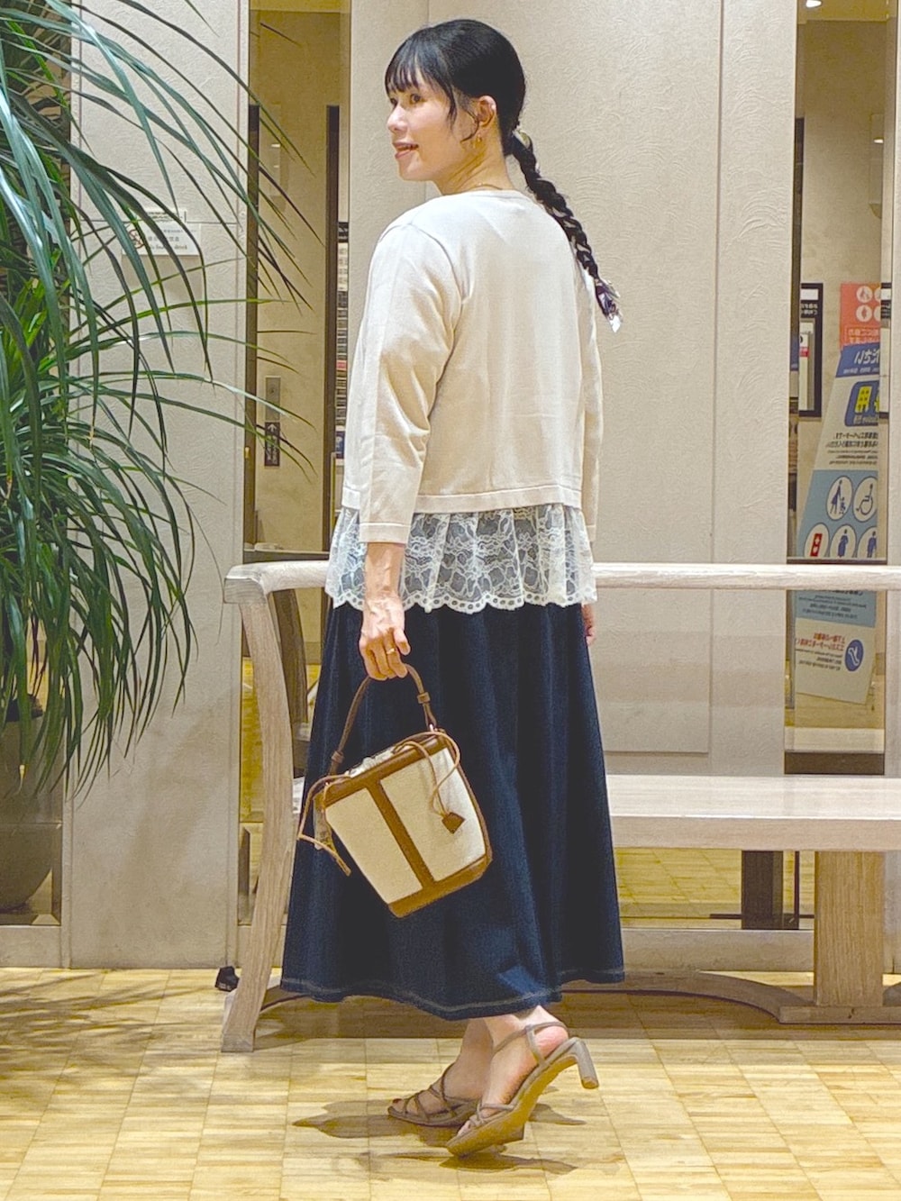 ホワイト系のTシャツ/カットソー、ブルー系のデニムスカート、グレー系のカーディガン/ボレロを着用したレディースの夏コーディネートの9枚目の写真
