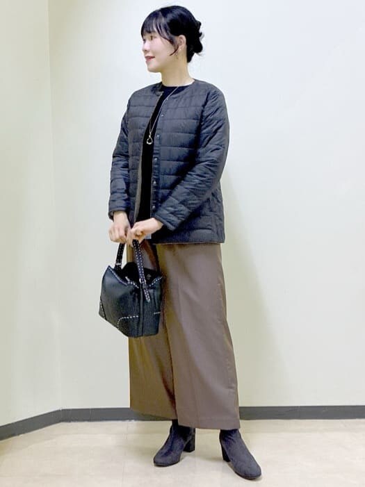 ブラック系のダウンジャケット/コート、ブラック系のニット/セーター、ブルー系のTシャツ/カットソーを着用したレディースの冬コーディネートの5枚目の写真