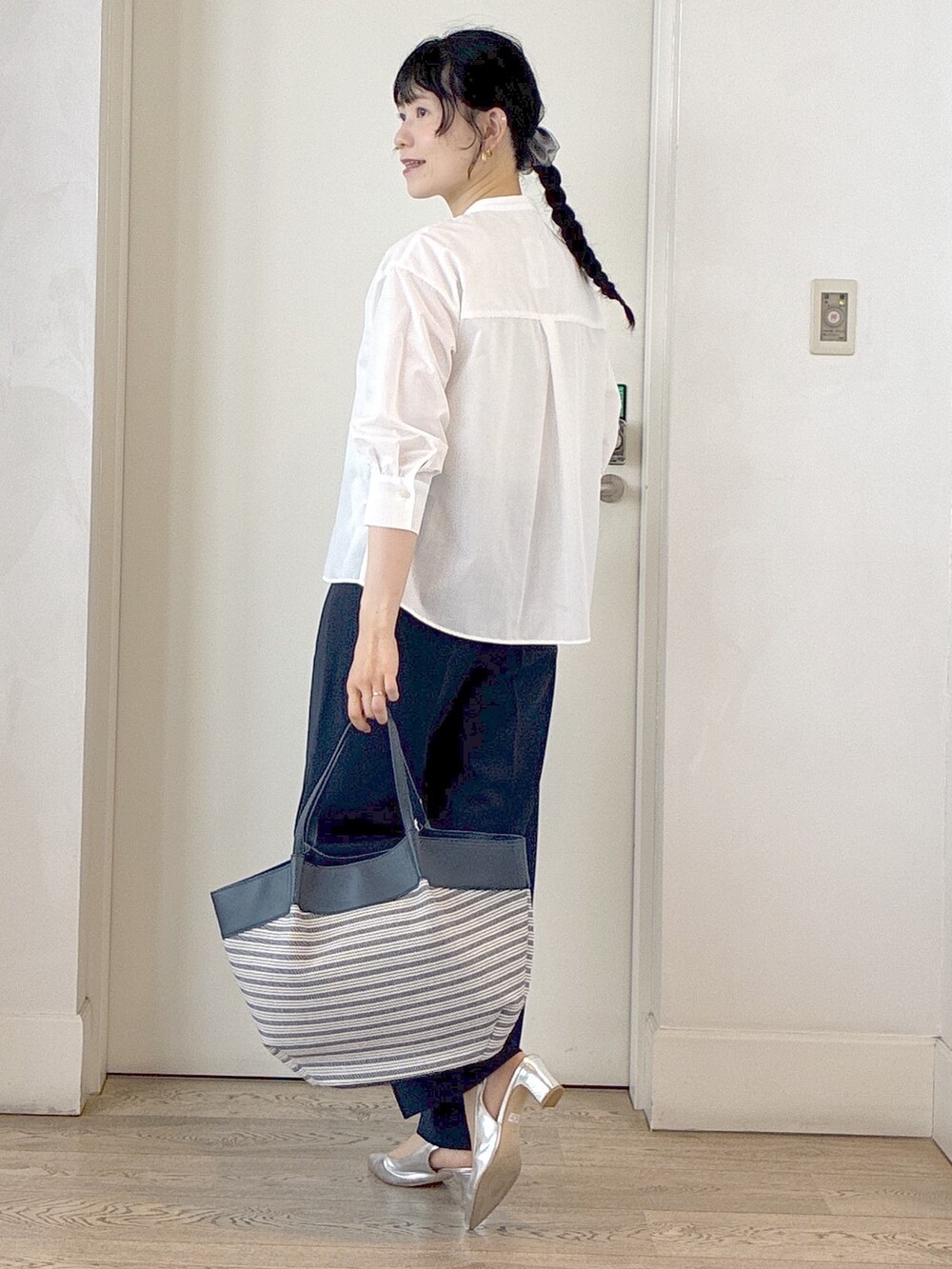 ホワイト系のシャツ/ブラウス、ブルー系のその他パンツ、ブルー系のトートバッグを着用したレディースの春コーディネートの4枚目の写真