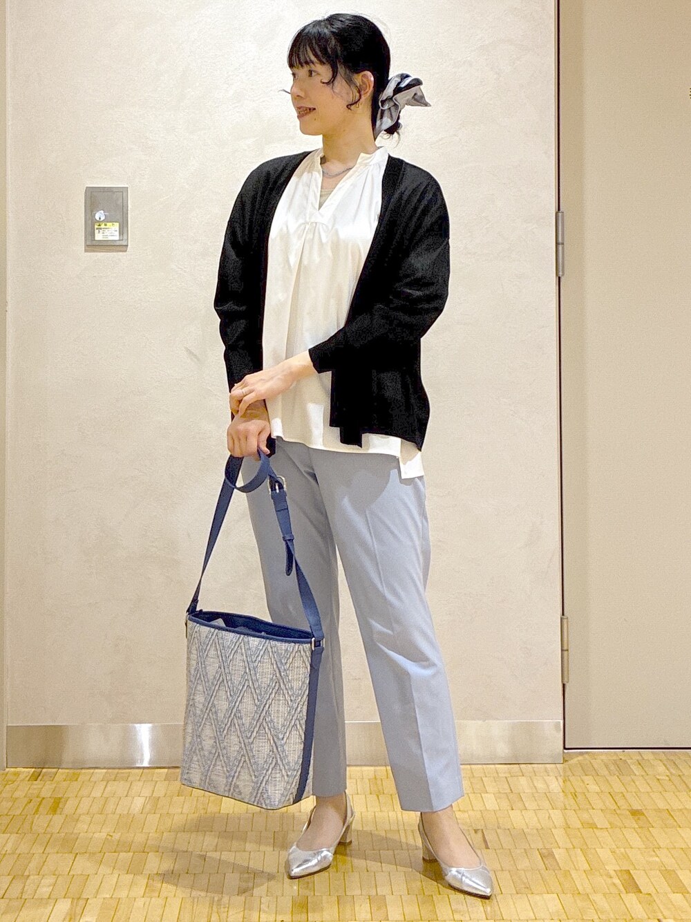 ブラック系のカーディガン/ボレロ、ホワイト系のシャツ/ブラウス、ベージュ系のタンクトップを着用したレディースの春コーディネートの9枚目の写真