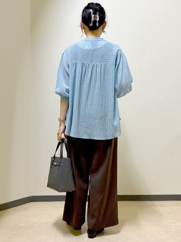 ブルー系のシャツ/ブラウス、ブラック系のタンクトップ、ブラック系のシャツ/ブラウスを着用したレディースの秋コーディネートの3枚目の写真