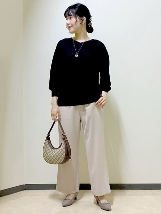 ブラック系のニット/セーター、ベージュ系のその他パンツ、イエロー系のショルダーバッグを着用したレディースの秋コーディネートの5枚目の写真