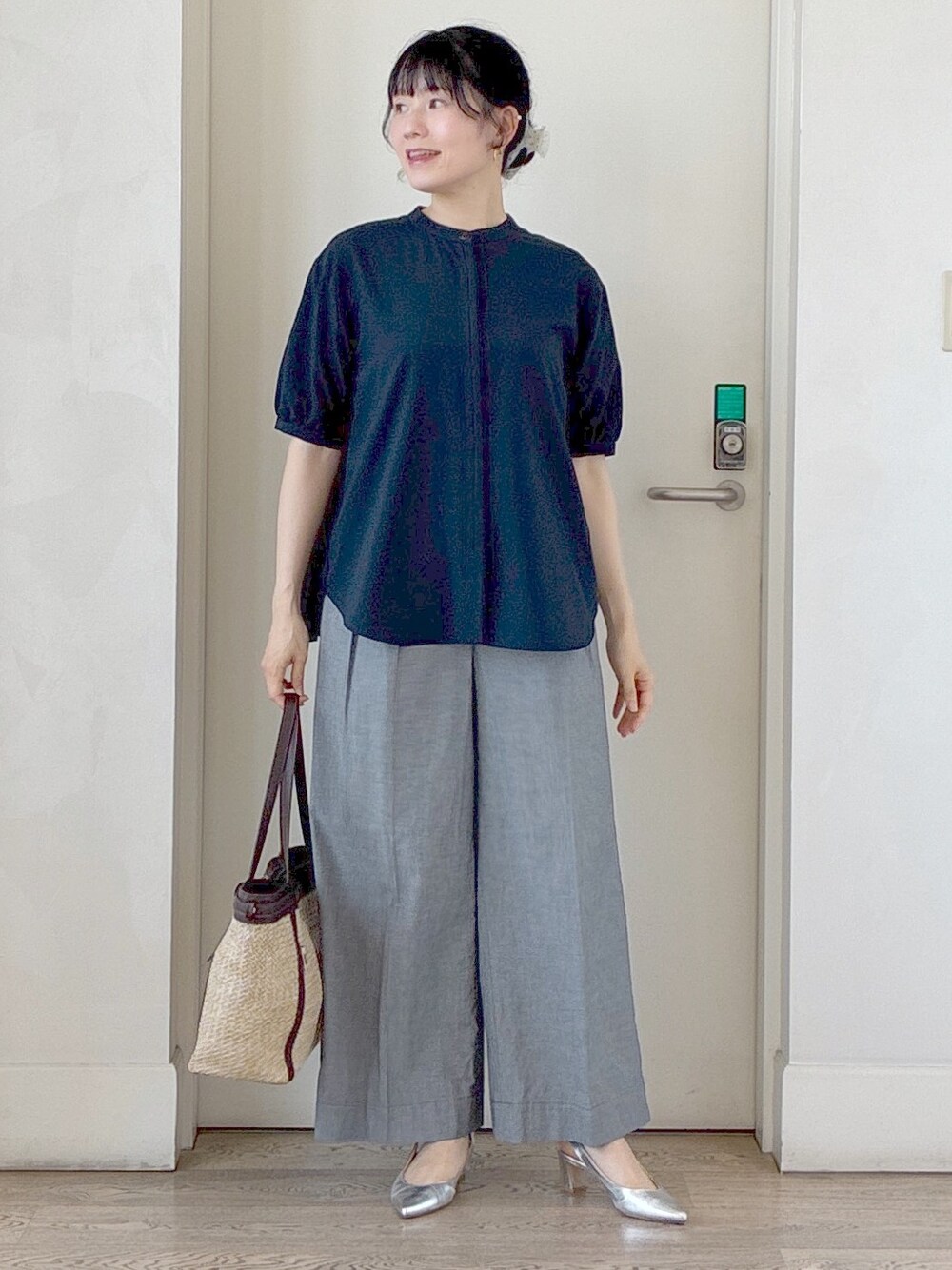 ブルー系のシャツ/ブラウス、ブラック系のその他パンツ、ホワイト系のカーディガン/ボレロを着用したレディースの夏コーディネートの6枚目の写真