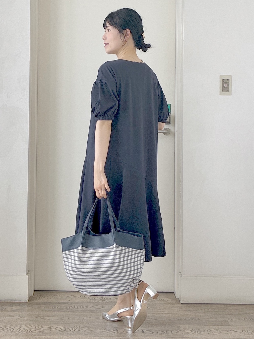 ブルー系のワンピース、グレー系のブルゾン、ホワイト系のカーディガン/ボレロを着用したレディースの夏コーディネートの4枚目の写真
