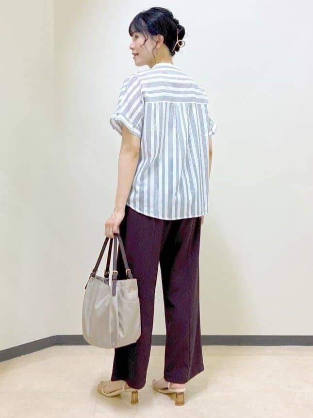 ホワイト系のシャツ/ブラウス、ブラウン系のその他パンツ、ベージュ系のショルダーバッグを着用したレディースの夏コーディネートの4枚目の写真