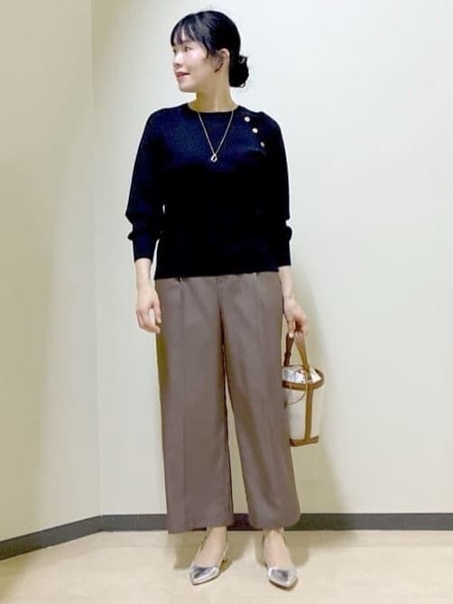 ブラウン系のその他パンツ、ブラック系のニット/セーター、イエロー系のショルダーバッグを着用したレディースの冬コーディネートの8枚目の写真