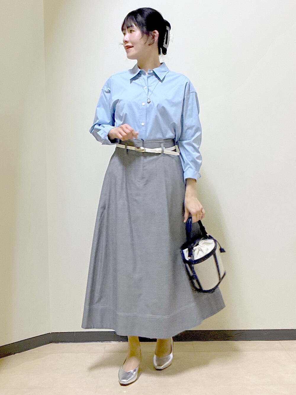 ブルー系のシャツ/ブラウス、ブルー系のニット/セーター、ブラック系のスカートを着用したレディースの春コーディネートの8枚目の写真