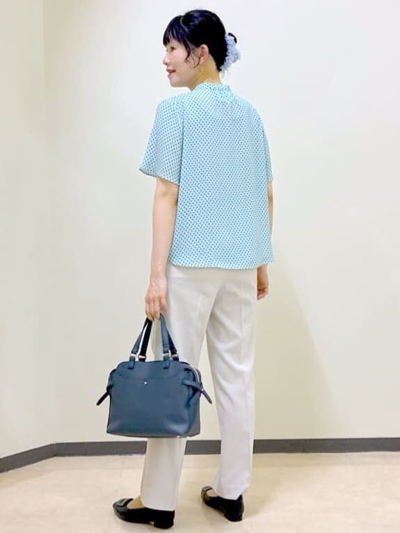 ブルー系のシャツ/ブラウス、ベージュ系のその他パンツ、ブルー系のトートバッグを着用したレディースの夏コーディネートの4枚目の写真