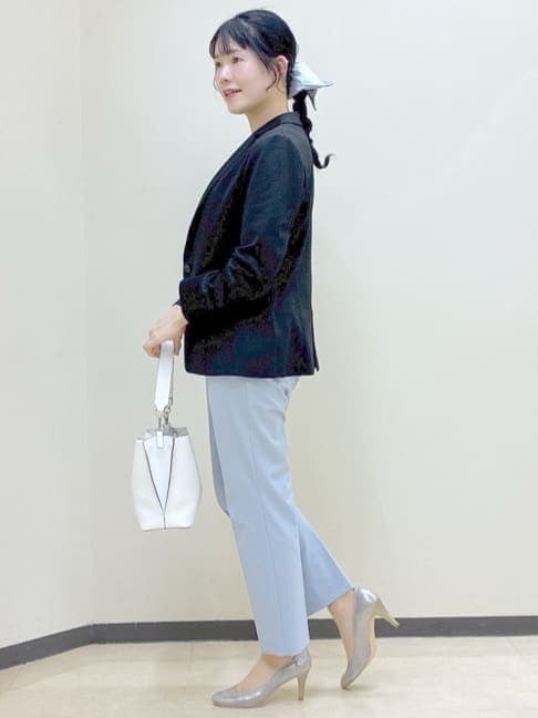 ホワイト系のシャツ/ブラウス、ブラック系のTシャツ/カットソー、ブルー系のシャツ/ブラウスを着用したレディースの冬コーディネートの2枚目の写真