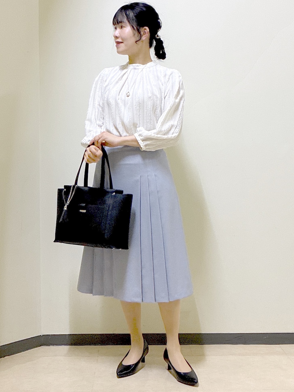 ホワイト系のシャツ/ブラウス、ブルー系のスカート、ブルー系のノーカラージャケットを着用したレディースの春コーディネートの5枚目の写真