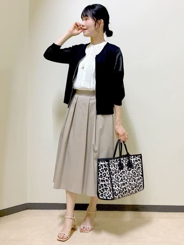 ブラック系のカーディガン/ボレロ、ホワイト系のシャツ/ブラウス、ベージュ系のスカートを着用したレディースの夏コーディネートの5枚目の写真