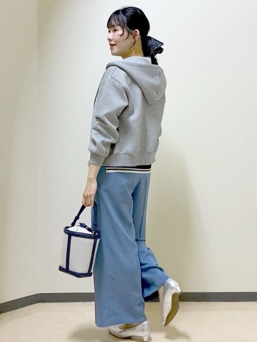 ブルー系のニット/セーター、ブルー系のその他パンツ、グレー系のパーカーを着用したレディースの春コーディネートの10枚目の写真