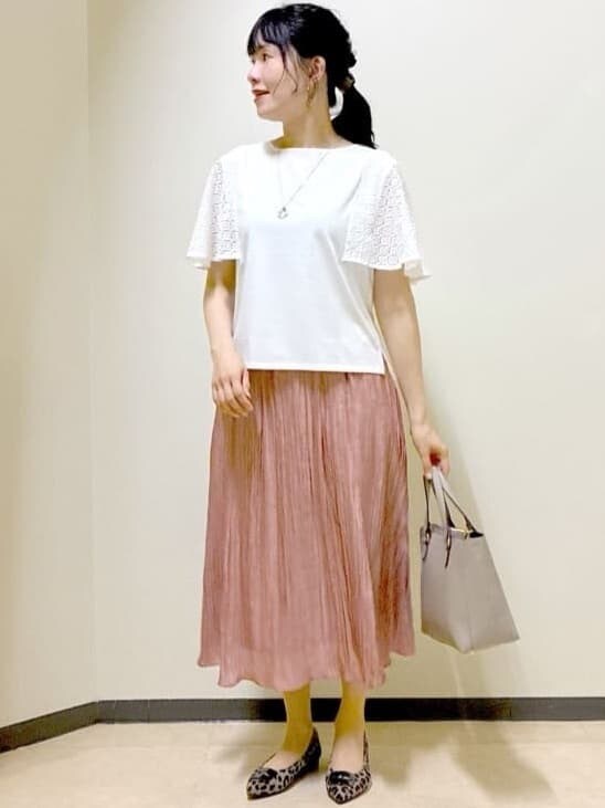 ホワイト系のTシャツ/カットソー、ベージュ系のカーディガン/ボレロ、ピンク系のスカートを着用したレディースの秋コーディネートの7枚目の写真