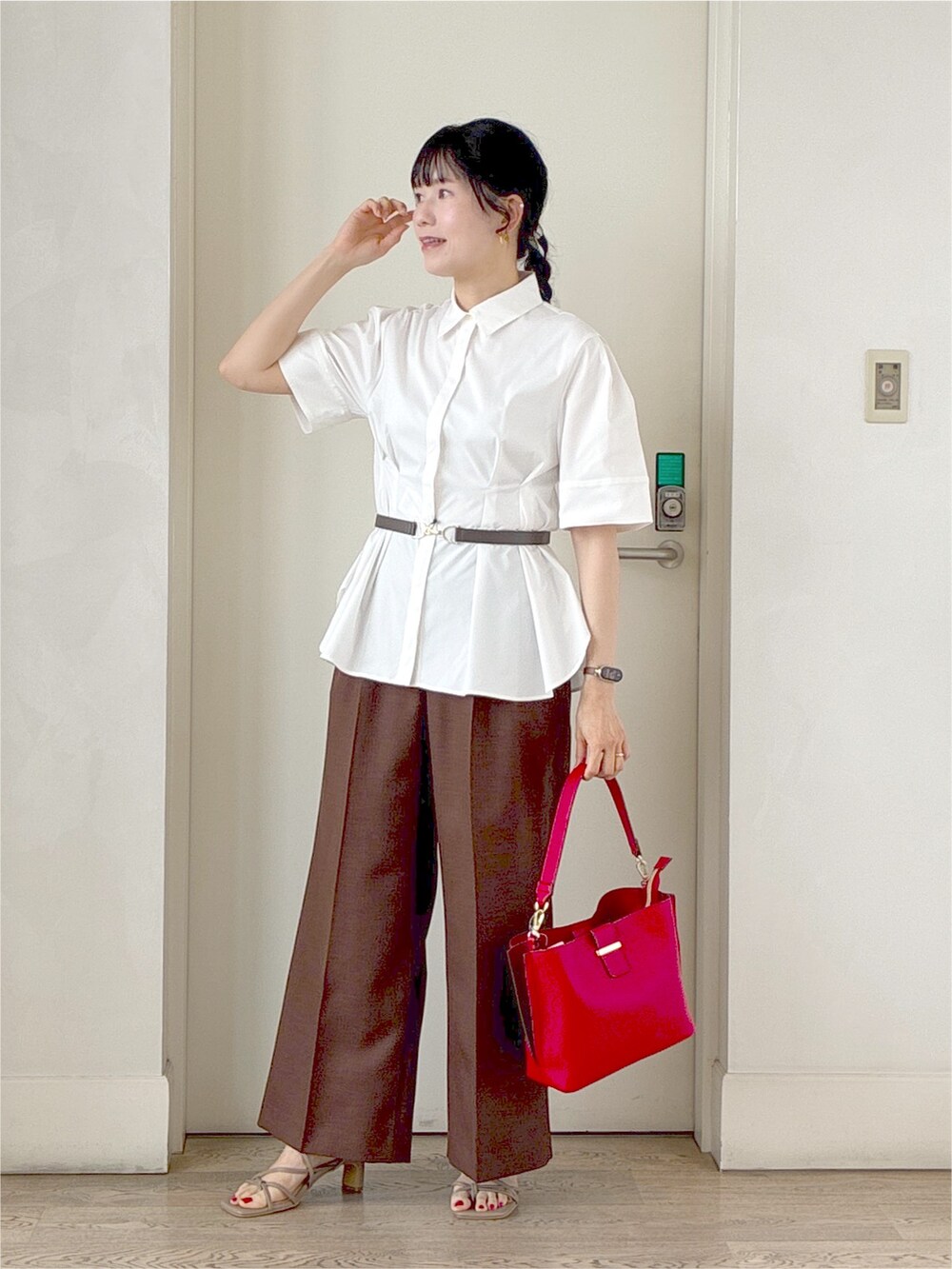 ホワイト系のシャツ/ブラウス、ブラウン系のその他パンツ、レッド系のトートバッグを着用したレディースの秋コーディネートの10枚目の写真
