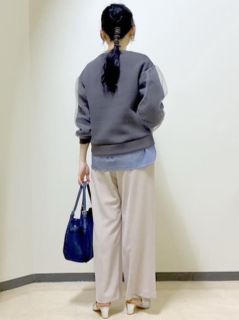 ベージュ系のその他パンツ、ブルー系のTシャツ/カットソー、ブルー系のその他パンツを着用したレディースの春コーディネートの3枚目の写真