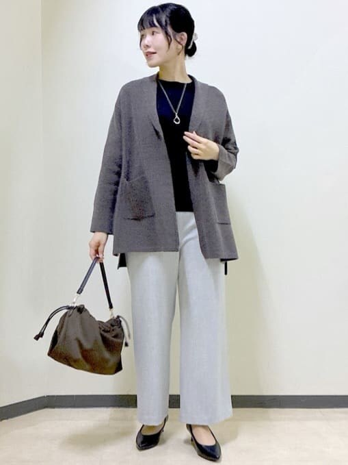 ブラック系のニット/セーター、グレー系のその他パンツ、ブラウン系のカーディガン/ボレロを着用したレディースの冬コーディネートの8枚目の写真