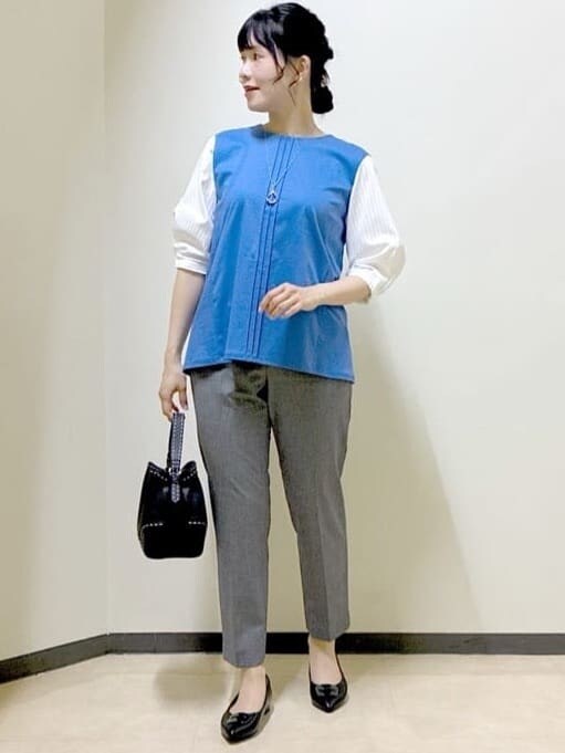 ブラック系のカーディガン/ボレロ、ブルー系のTシャツ/カットソー、ブラック系のその他パンツを着用したレディースの秋コーディネートの9枚目の写真