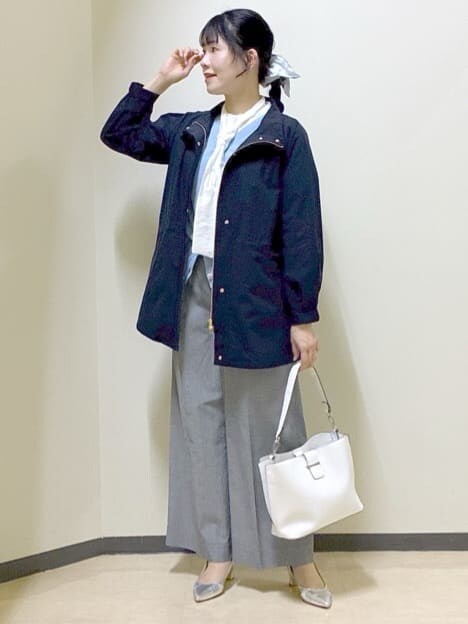 ブラック系のその他パンツ、ブルー系のカーディガン/ボレロ、ピンク系のニット/セーターを着用したレディースの冬コーディネートの6枚目の写真