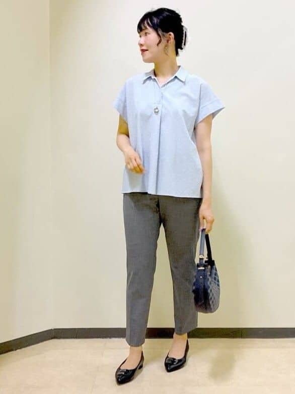 ブルー系のシャツ/ブラウス、ブラック系のその他パンツ、ブルー系のショルダーバッグを着用したレディースの秋コーディネートの7枚目の写真