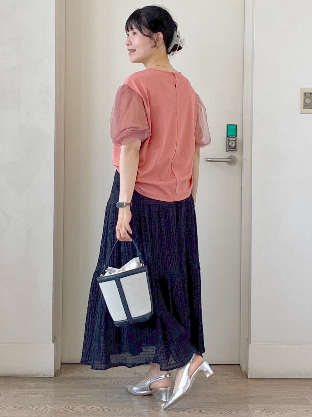 ピンク系のTシャツ/カットソー、ブルー系のスカート、ブルー系のショルダーバッグを着用したレディースの夏コーディネートの4枚目の写真